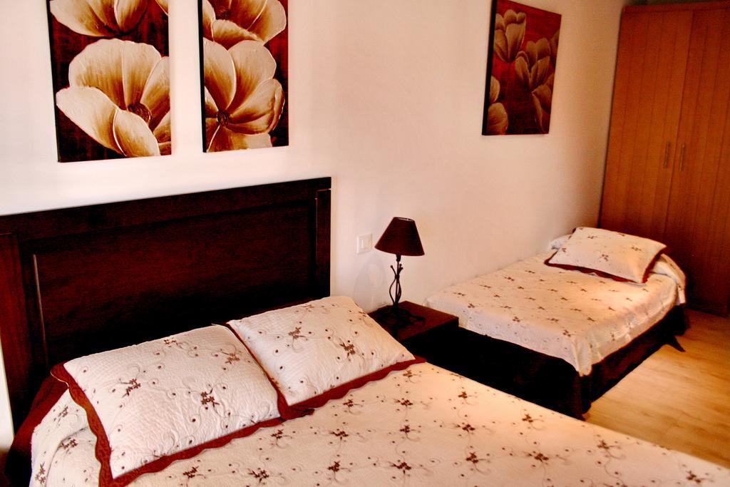 Apartamentos Turisticos Mirayuste Guadalupe  Exterior photo